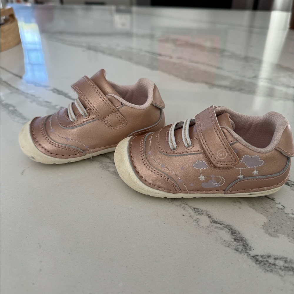 Stride rite size 4.5 adalyn rose gold - Picture 2 of 5